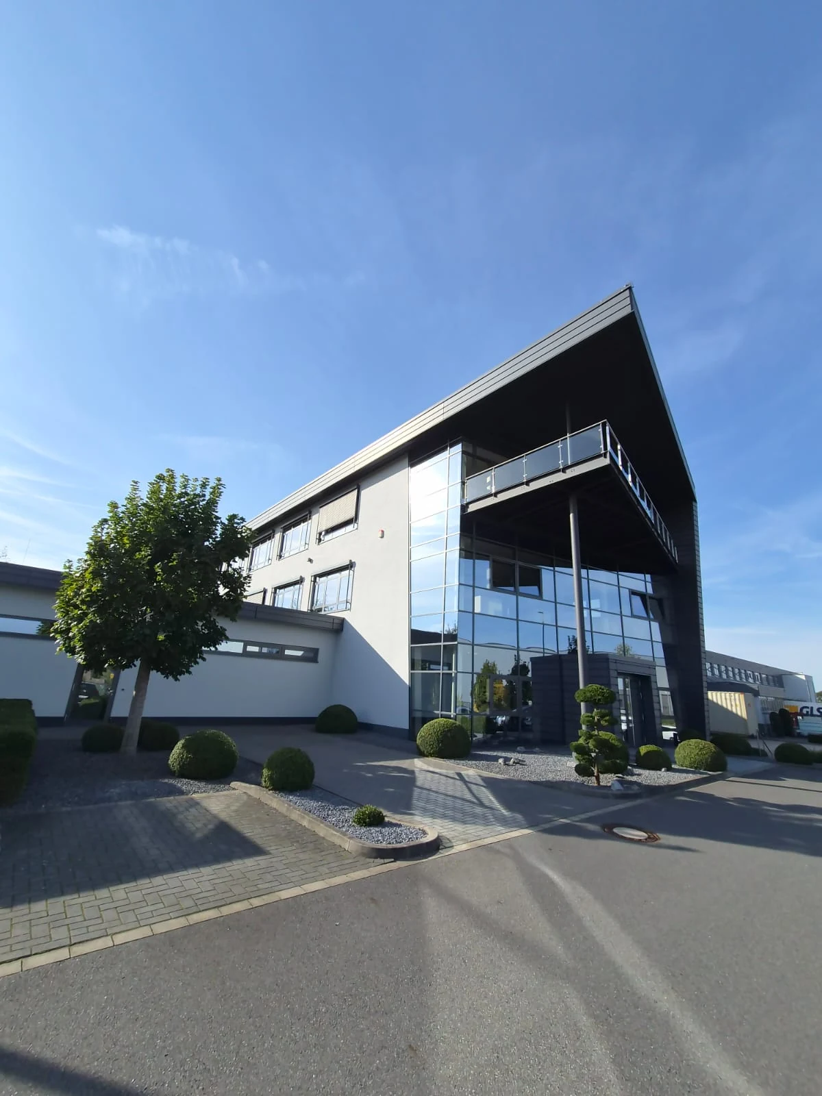 Schütte-Gebäude mit verglastem Eingangsbereich in Wallenhorst