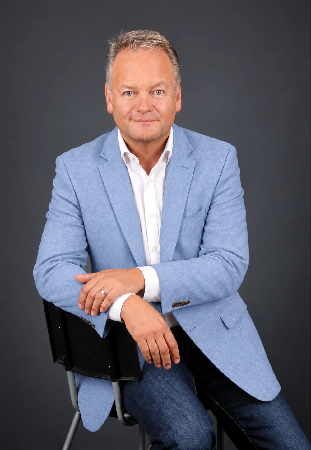 Frank Wolf im hellblauen Sakko